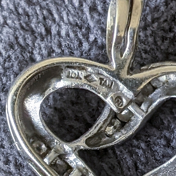 10K solid white gold diamond heart pendant - Picture 14 of 15